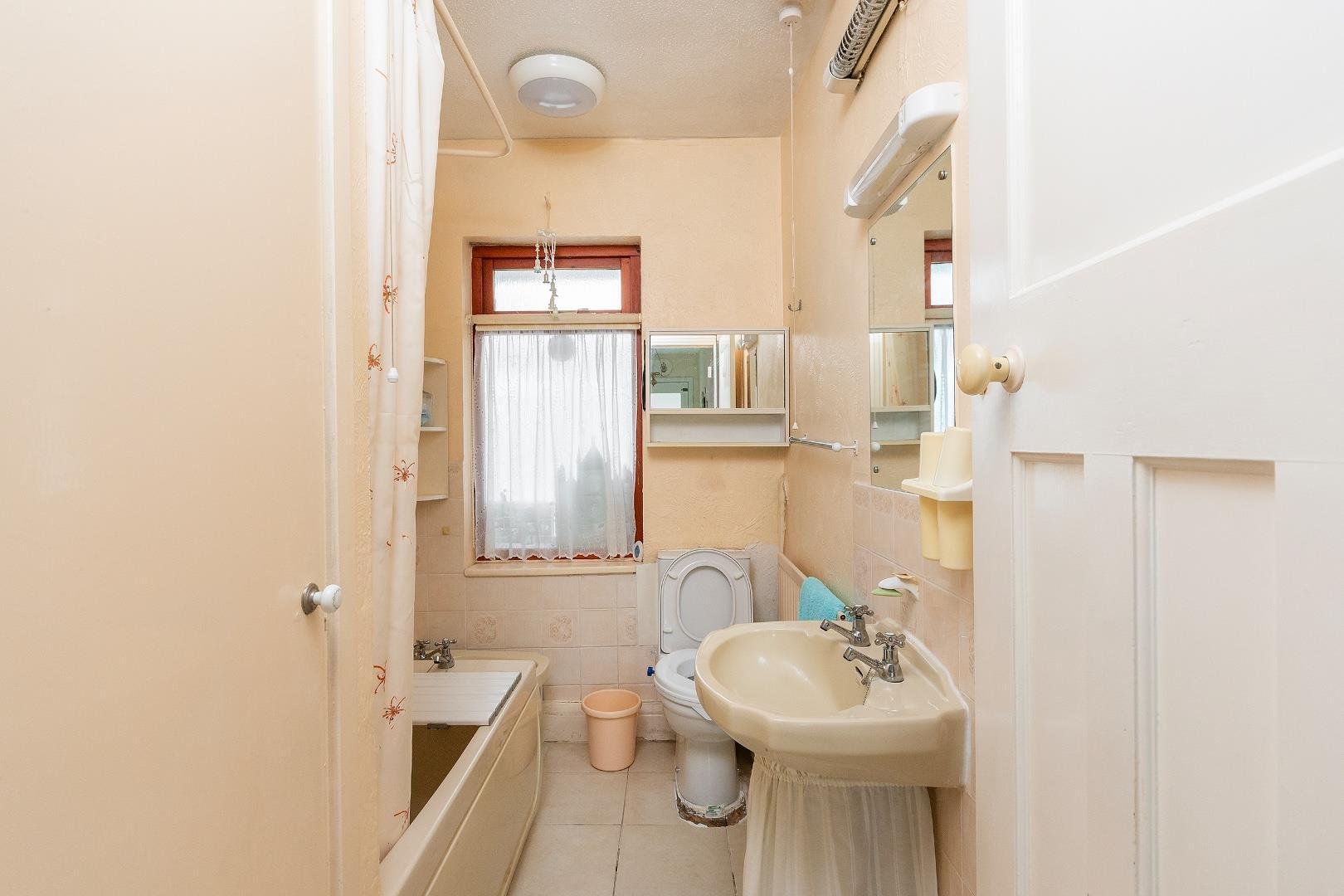 Clive road whitchurch 33614388 0 c5 rwh bathroom a