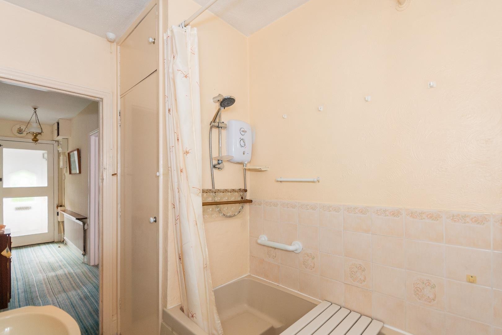 Clive road whitchurch 33614388 0 c5 rwh bathroom b