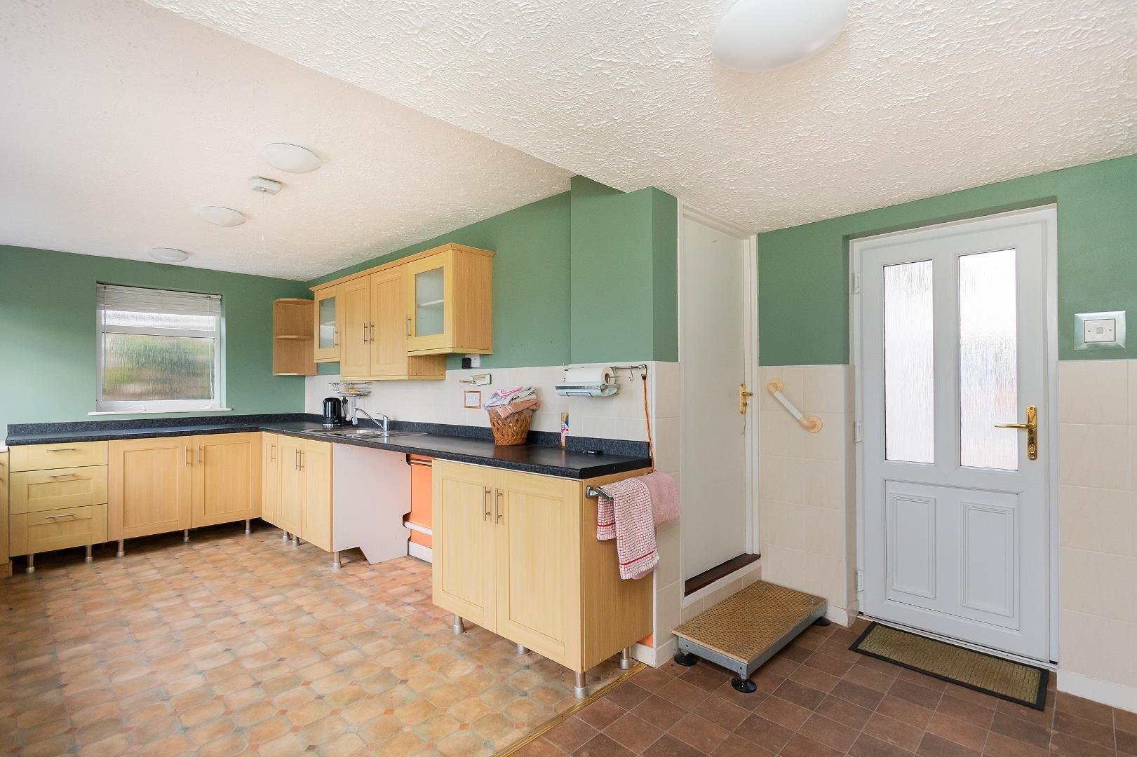 Dial hill road clevedon 34227223 2 d5 hrcn kitchen a