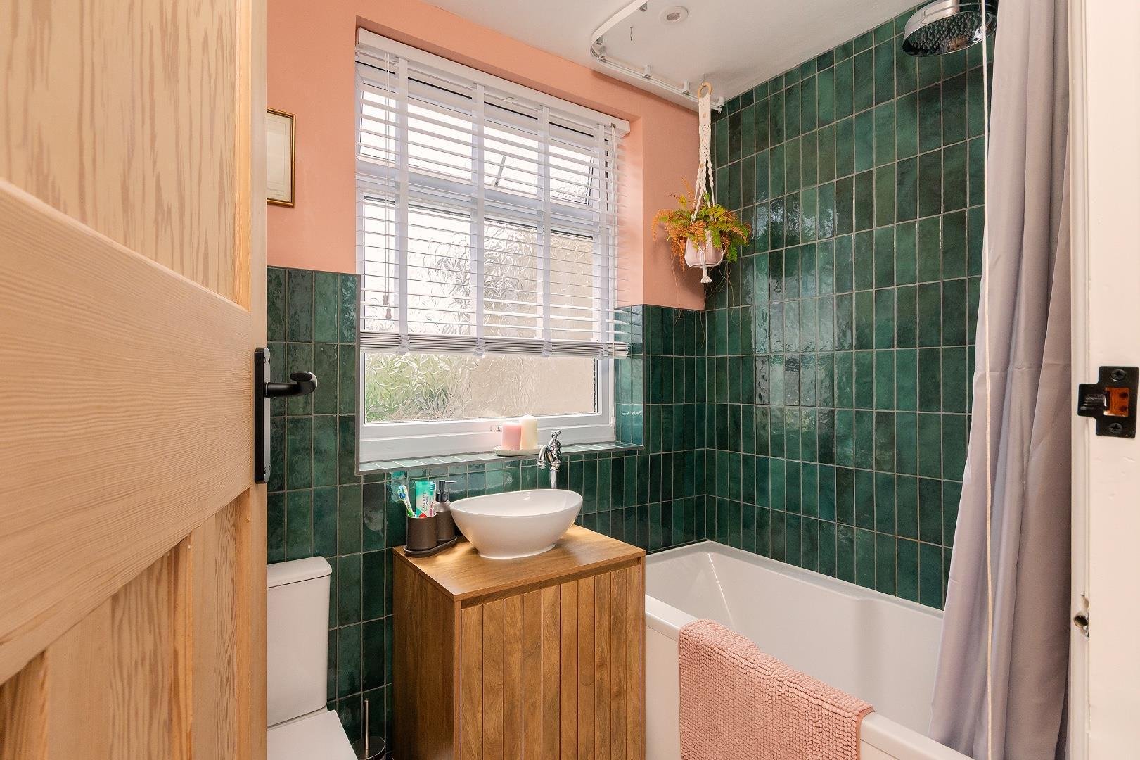 Embassy road whitehall 34771258 3 e9 rsg bathroom c