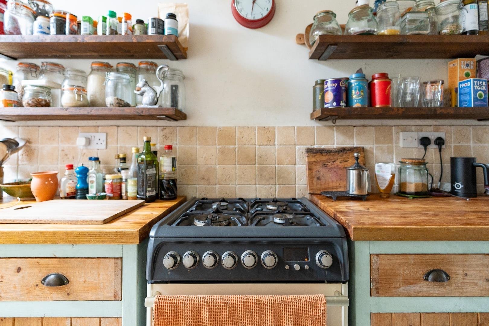 Everest road fishponds 34155788 olh00955