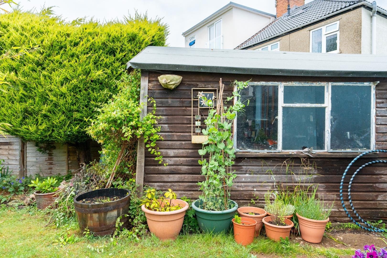 Everest road fishponds 34155788 olh00961