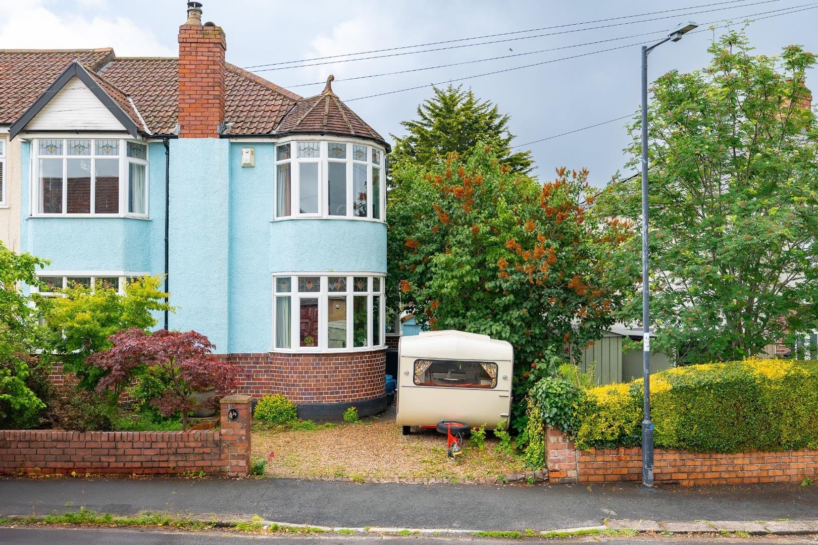 Everest road fishponds 34155788 olh00967