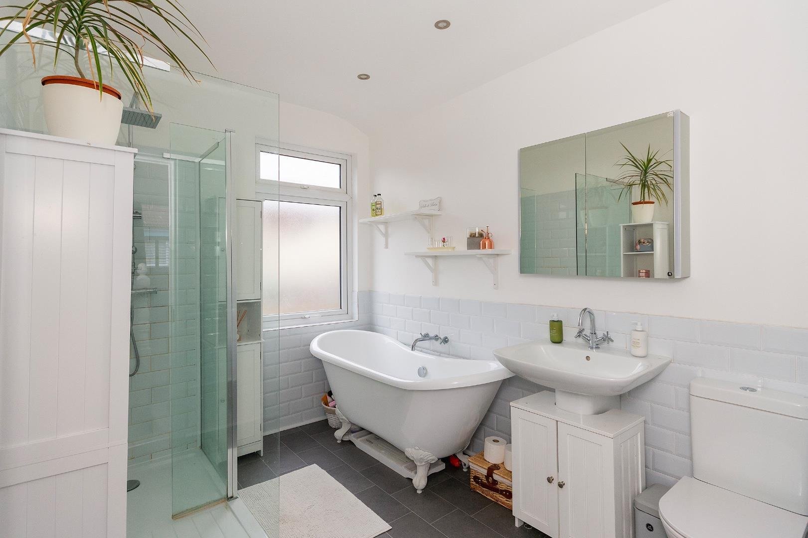 Garnet street bedminster 33823006 1 g5 sbr bathroom c