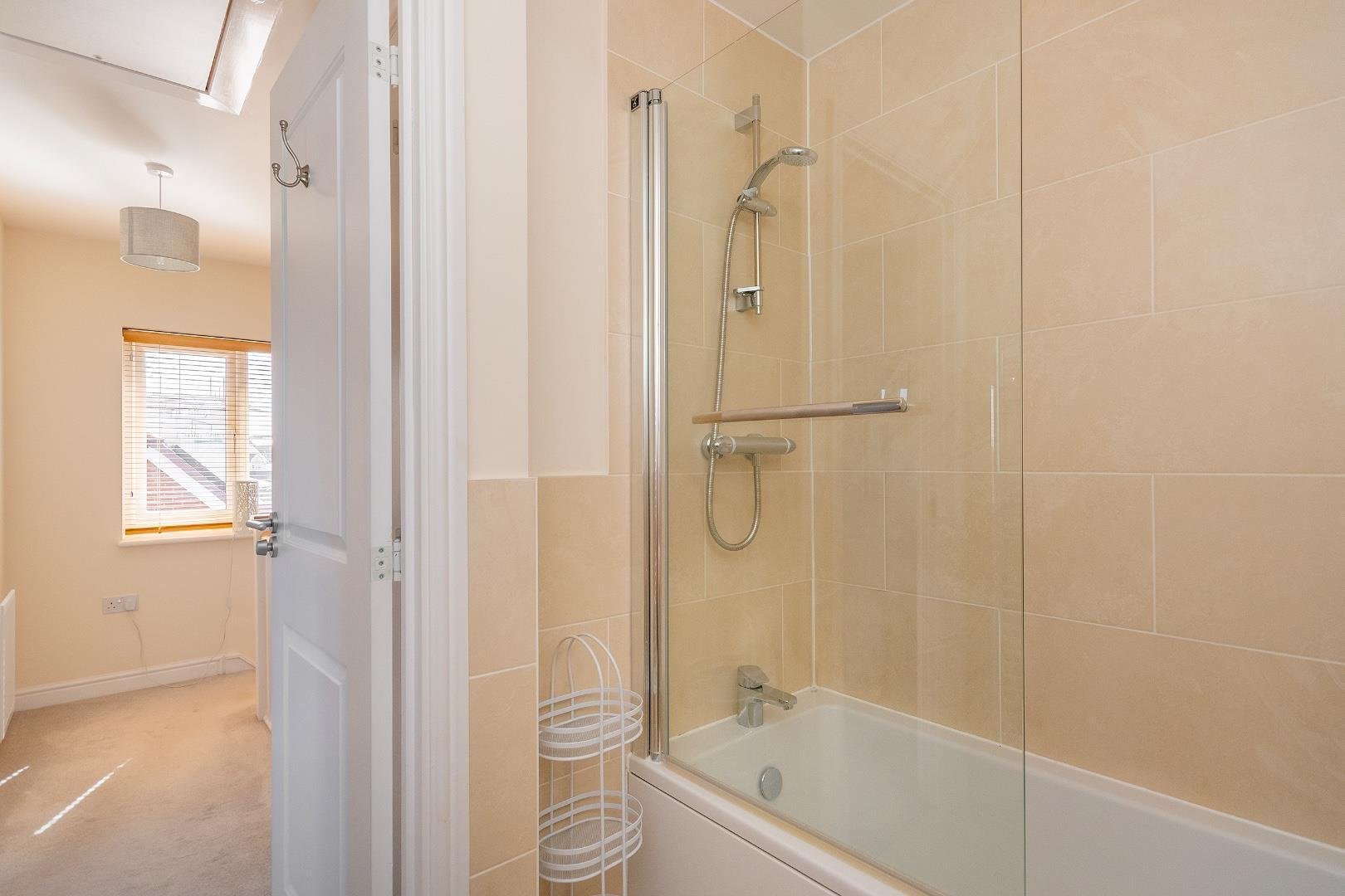 Great clover leaze stoke gifford 33830882 0 g7 clcv bathroom a