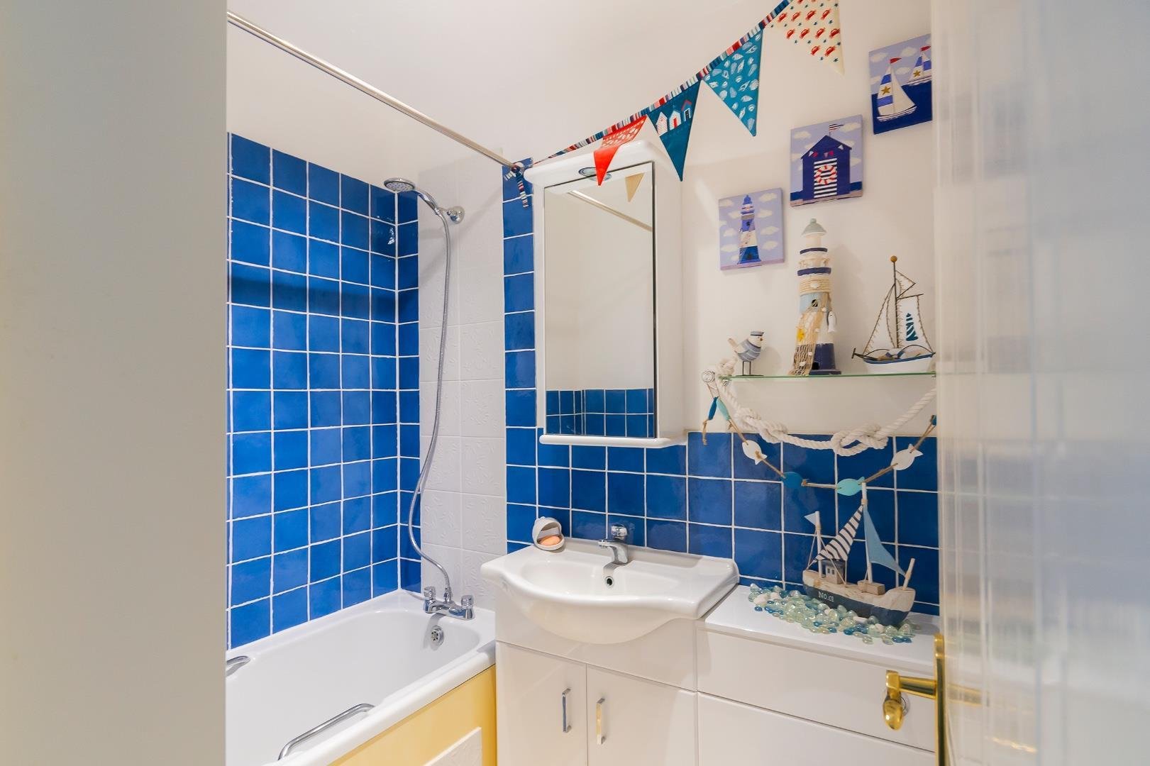 Holywell close st annes park 32418712 esolcllewyloh90 bathroom a