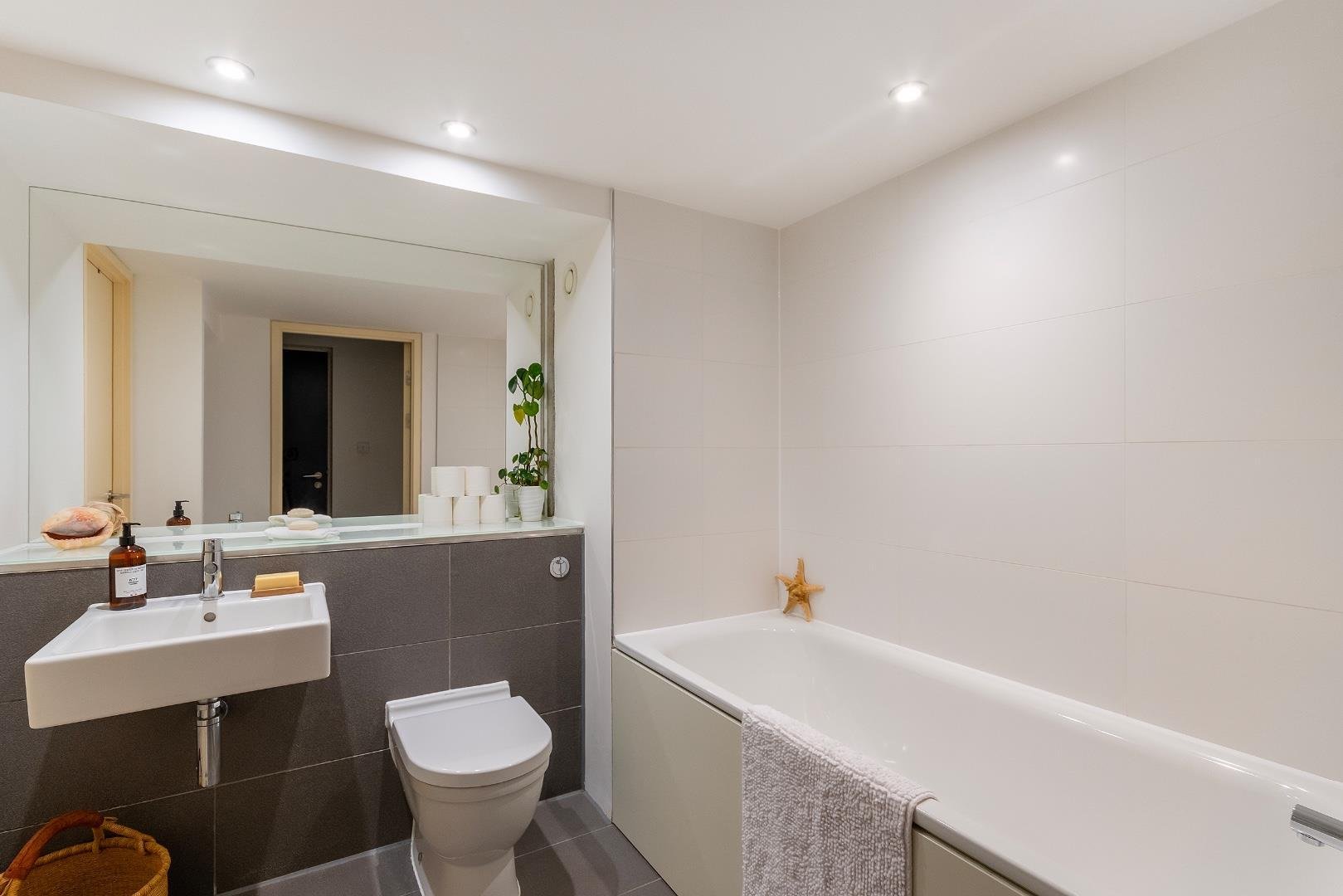 Lakeshore drive hartcliffe 33572372 2 l1 s0 bh bathroom c