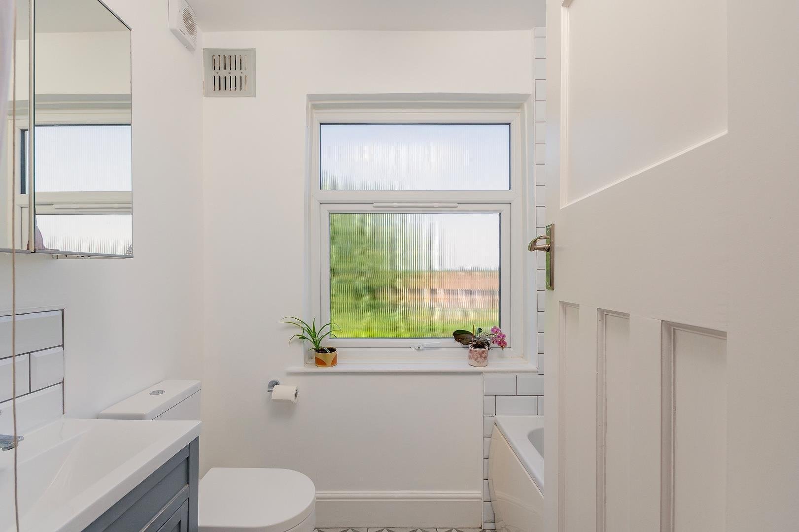 Lawn road fishponds 34837421 1 l2 r7 fs bathroom c