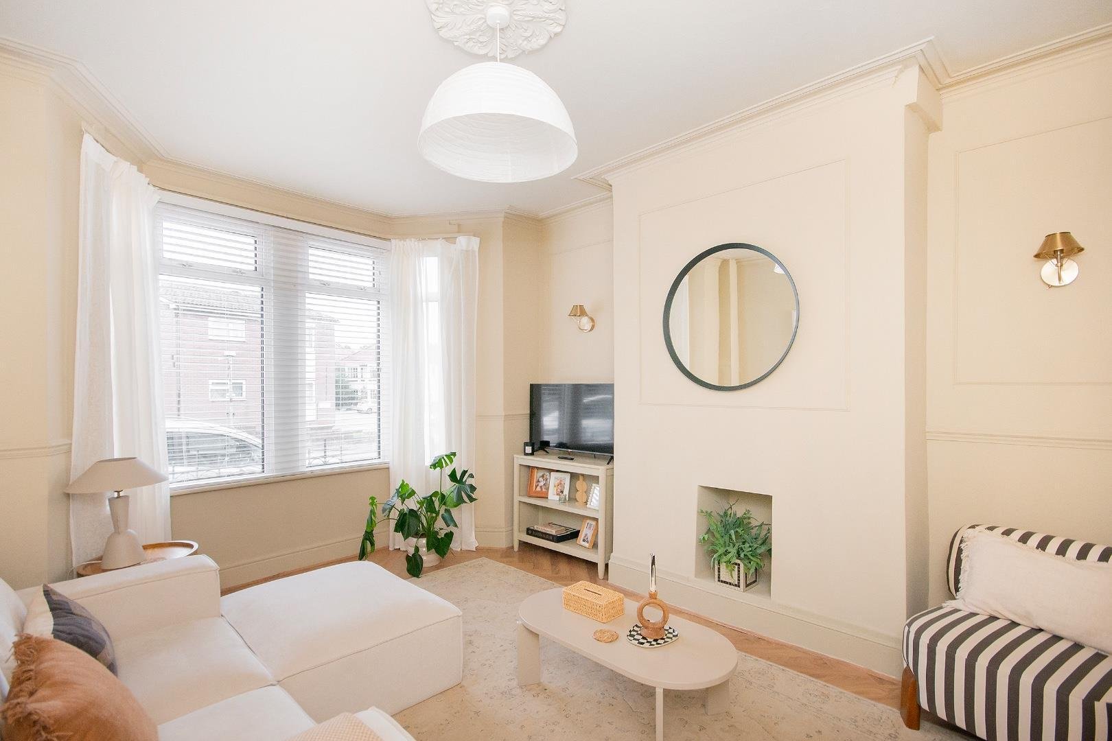 Royate hill eastville 34229877 1 r8 hee living room d