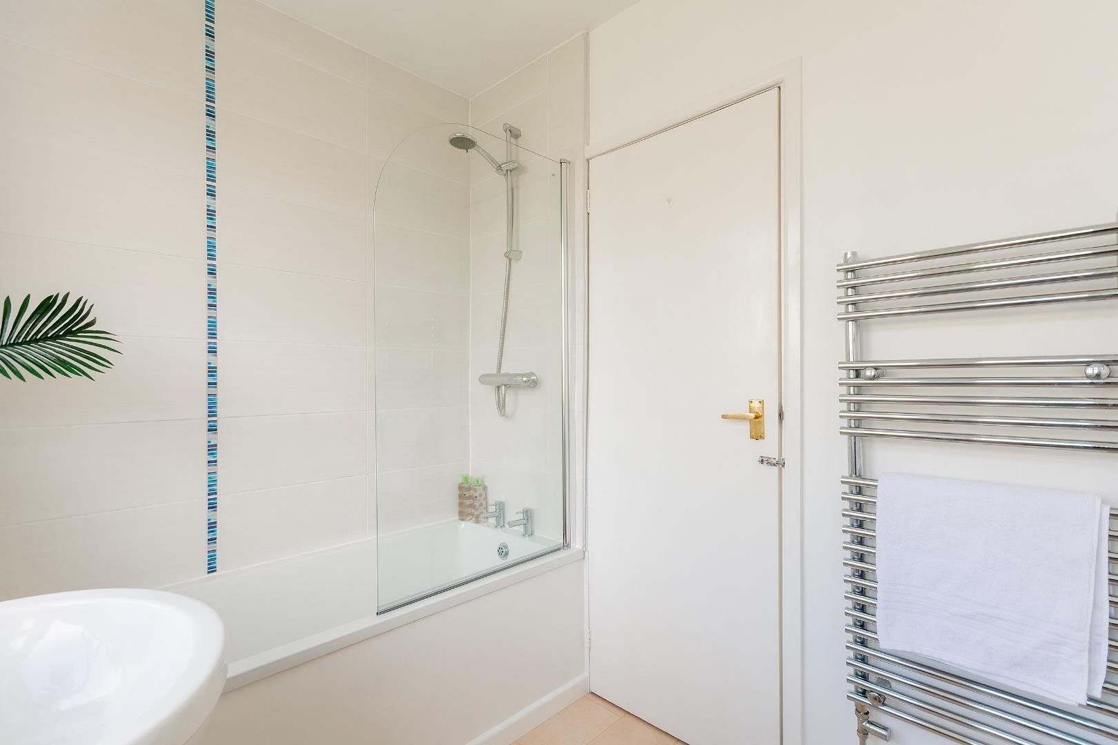 Snowdon road fishponds 33313058 1 s6 rfs bathroom a