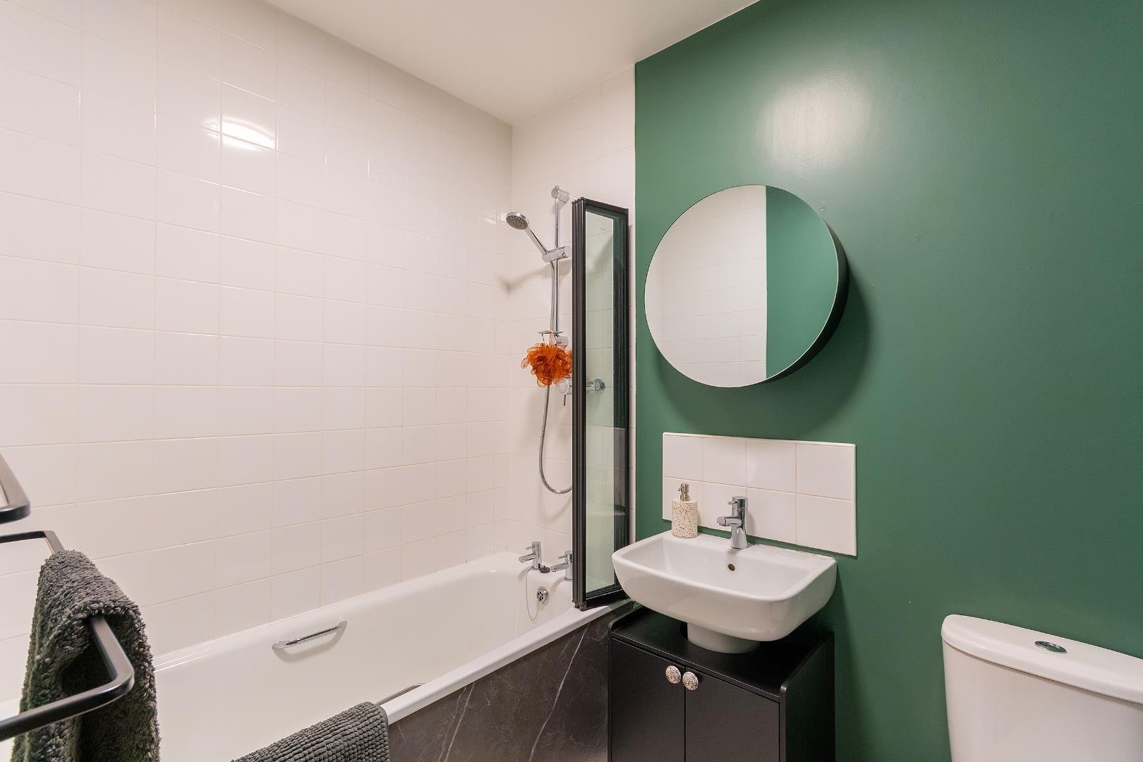 St leonards road horfield 34199345 3 s2 lrhd bathroom b