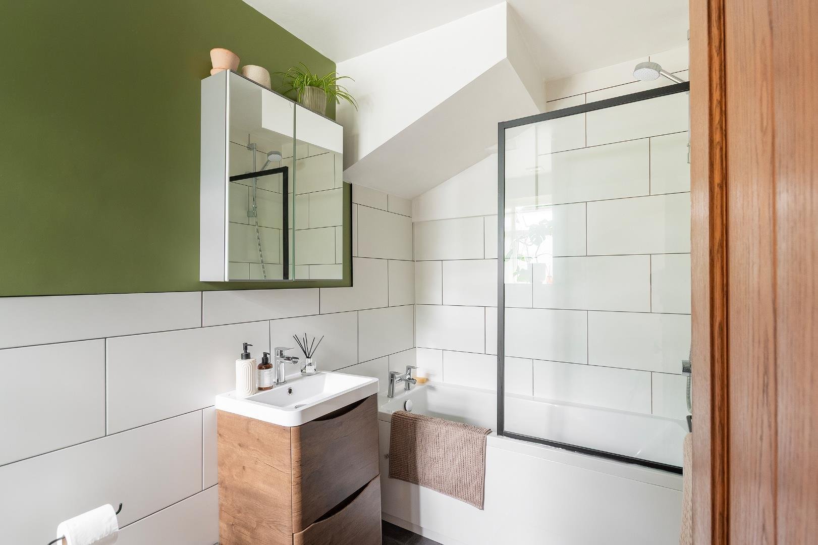 St peters rise headley park 34122588 1 s1 p8 rhp bathroom c