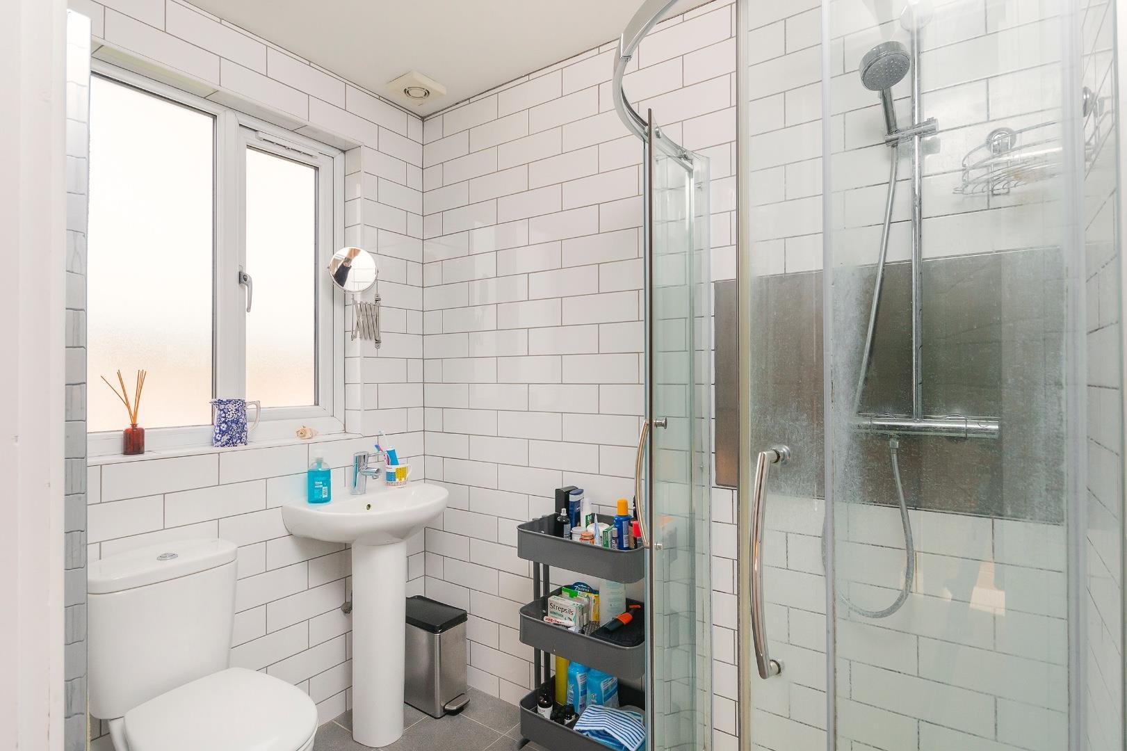 Sylvia avenue knowle 32646391 eunevaaivlys661 ensuite b