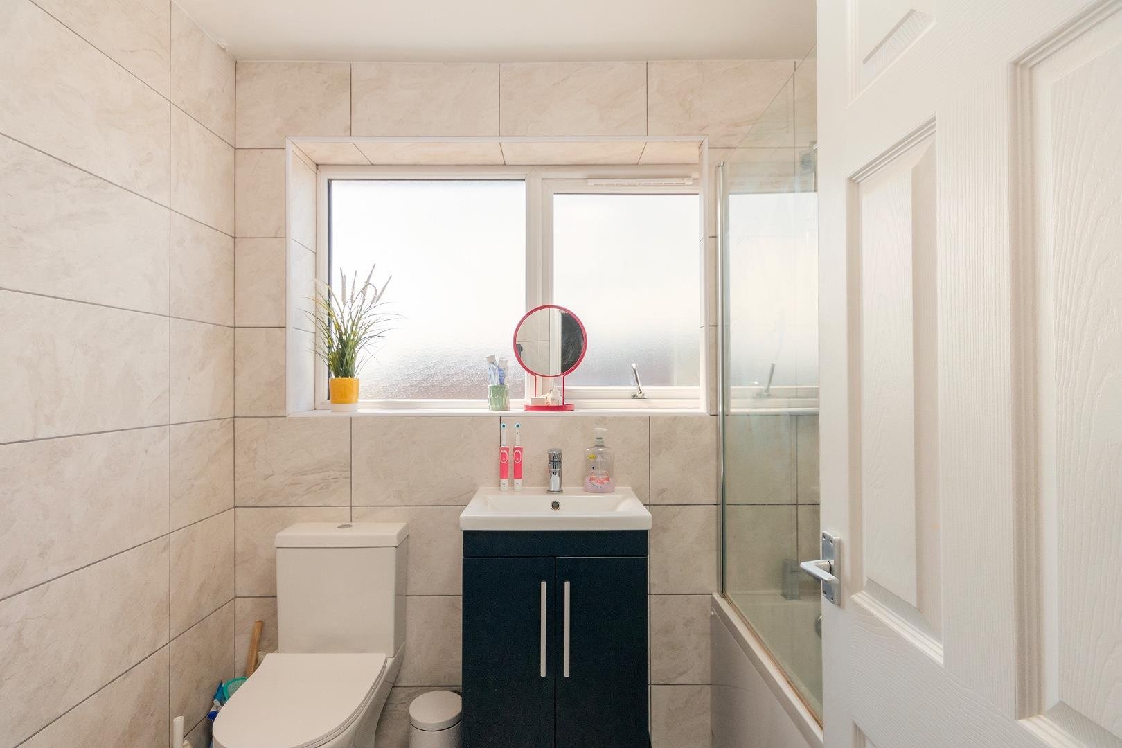 Teewell avenue staple hill 34668065 3 t7 ash bathroom c