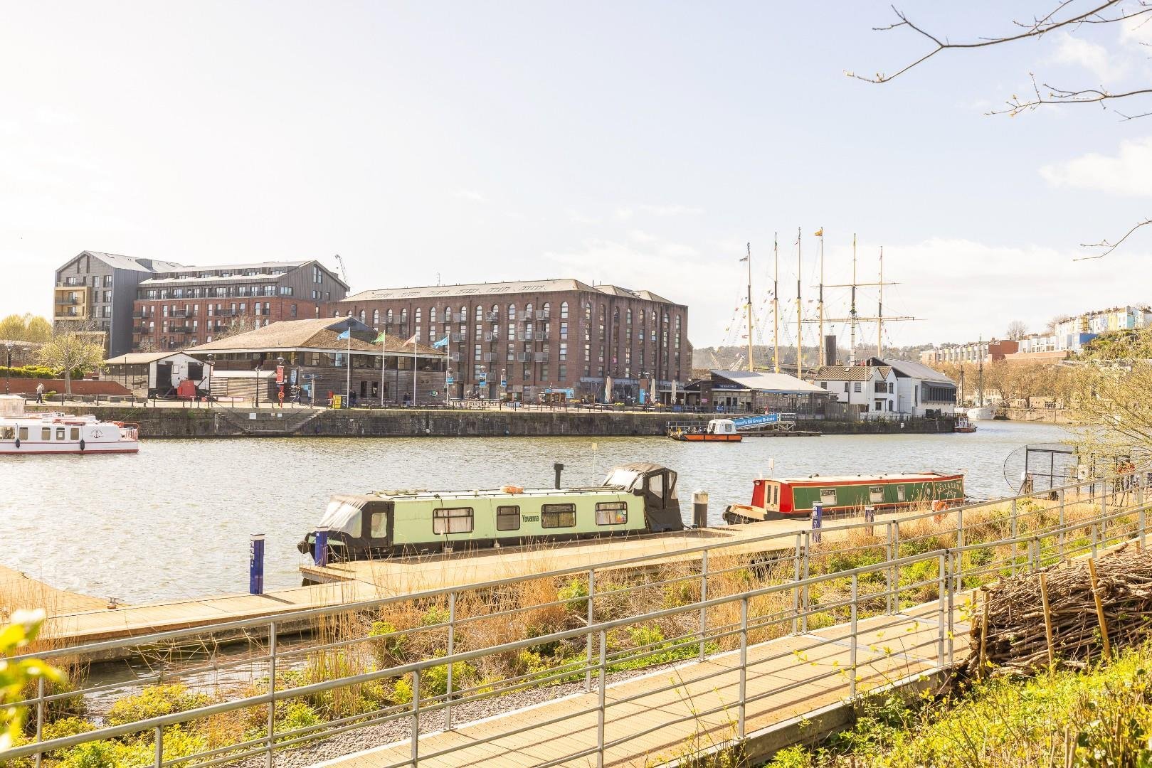 The crescent hannover quay 34581945 char8868